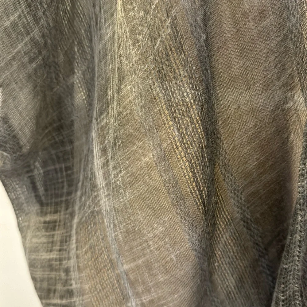 Gray shawl with fringe - Picture 3 of 6